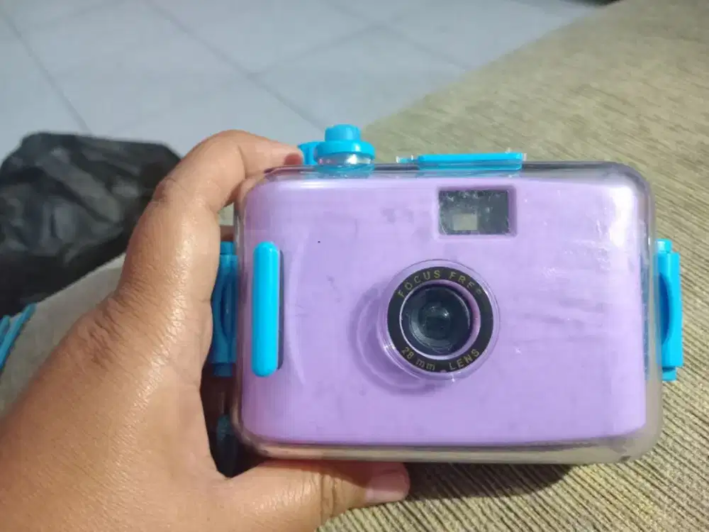 Kamera underwater warna ungu.