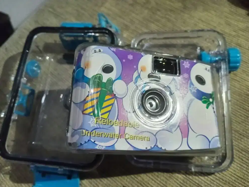 Kamera underwater warna ungu beruang.