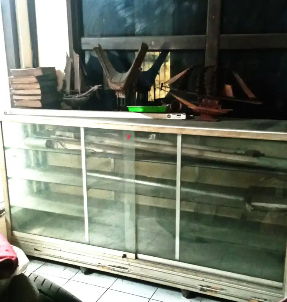 Etalase kaca panjang 2 meter