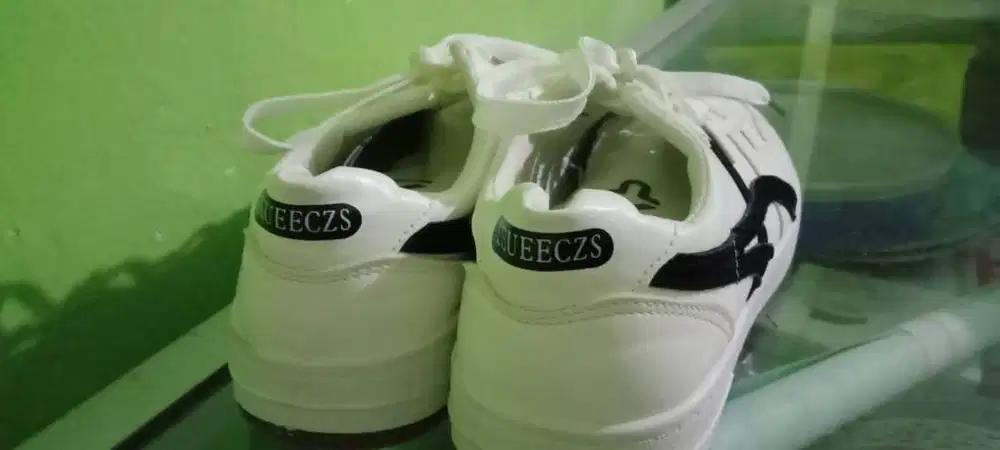 Sepatu putih ada hitamnya