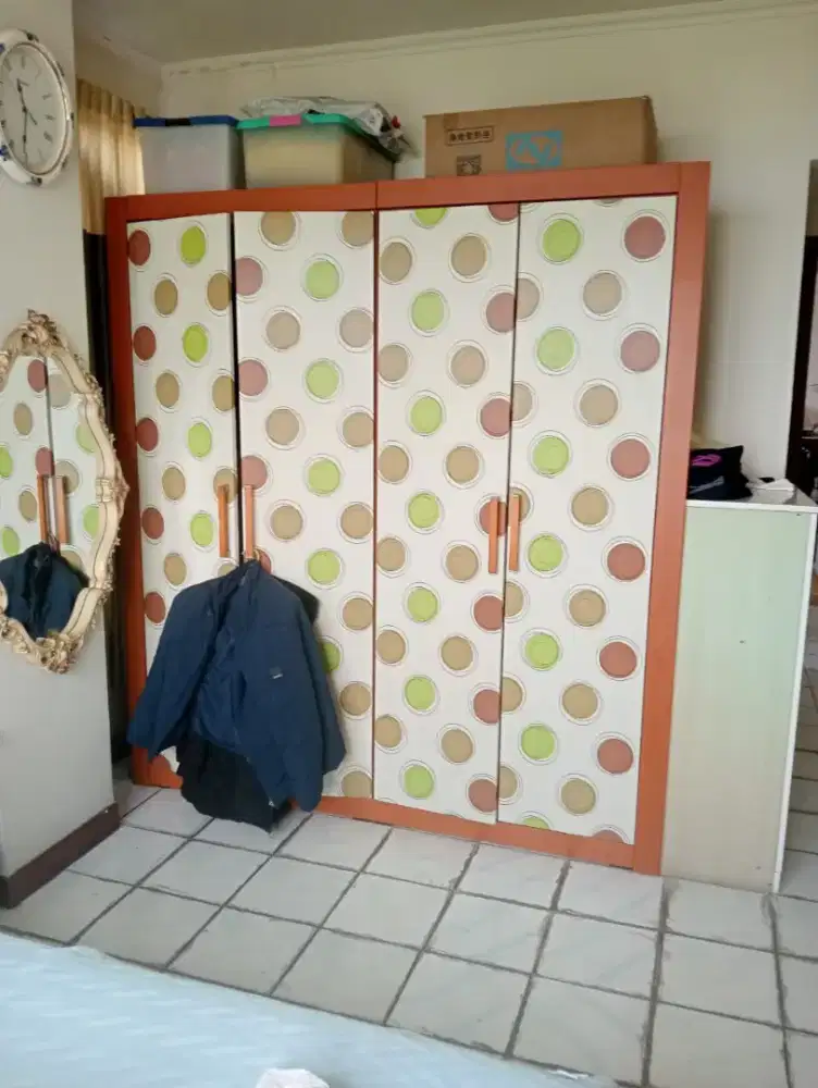 Jual cepat dan murah lemari baju 4 pintu,