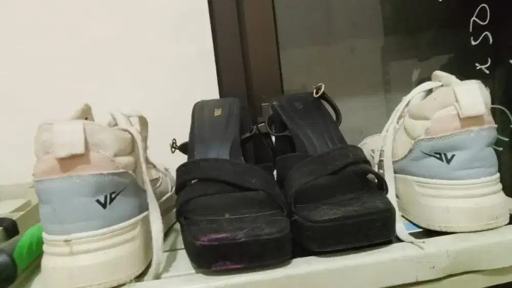 Sepatu wanita dan ibu ibu