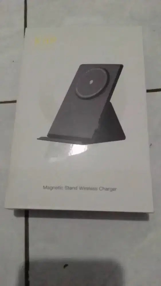 Magnetic stand wireless charger