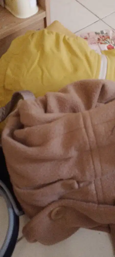 1 tas pakaian bekas ( mau pindah keluar kota)