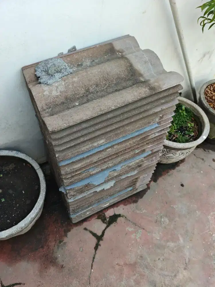 Genting bekas warna ungu Gelap