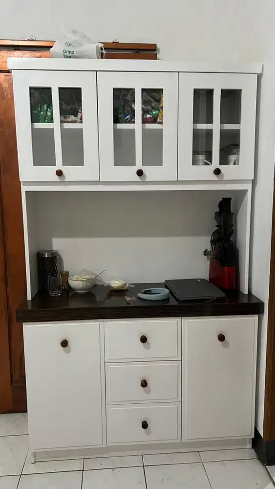 lemari piring dan makan