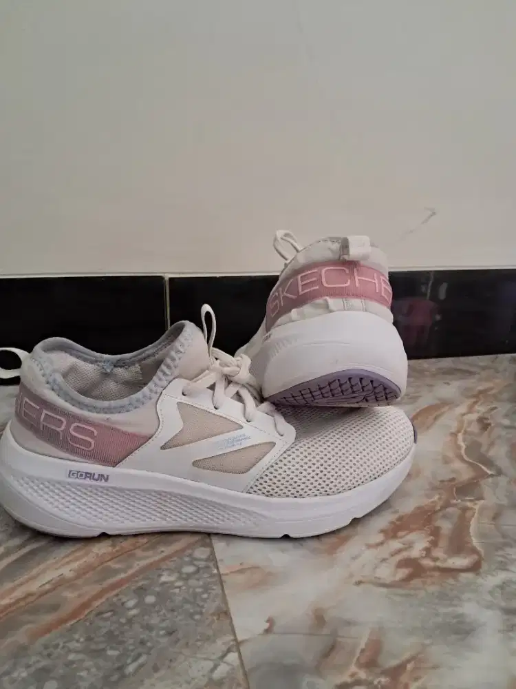 Sepatu lari ringan SKECHERS