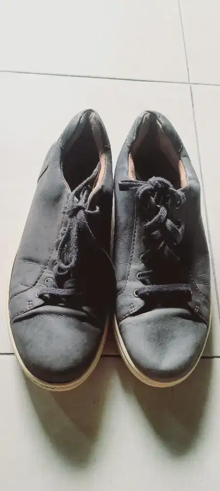 Sepatu import merk born no 43 msh bagus