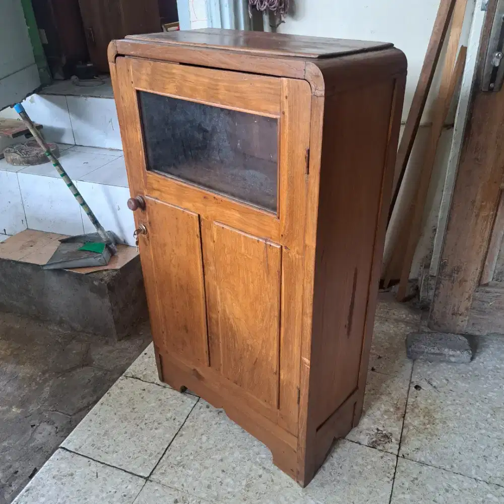 Lemari jati tua siap pakai
bersih
ukuran
P60cm T123cm L29cm