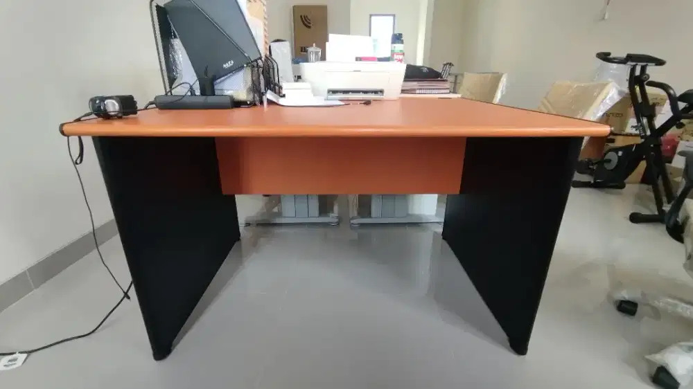 Meja kantor indachi