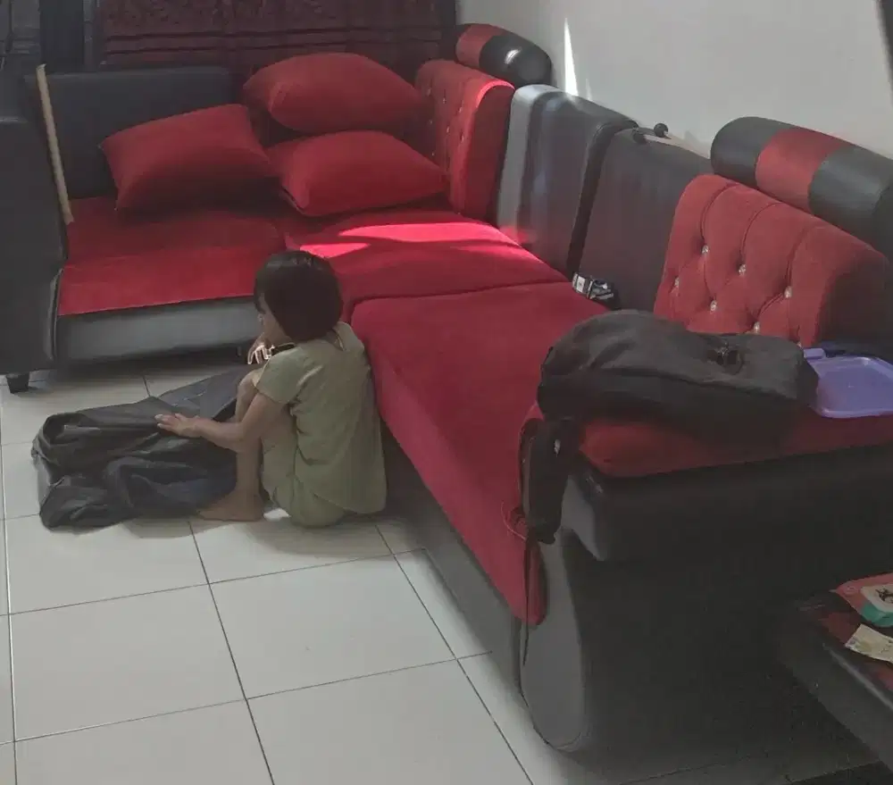 Sofa merah tebal