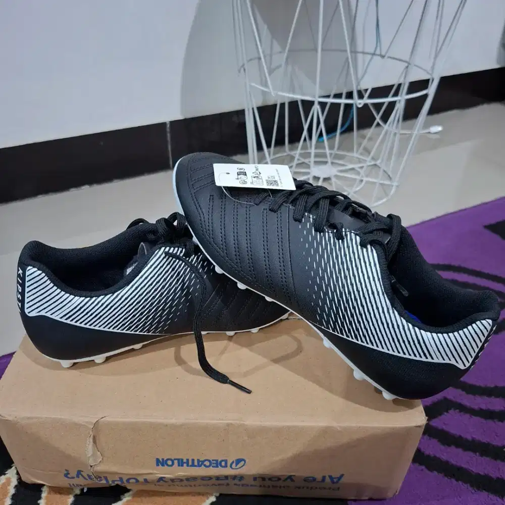 Sepatu bola Decathlon Kipsta