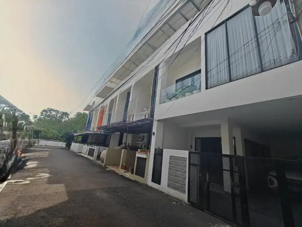 Rumah 4 lantai Hunian nyaman strategis