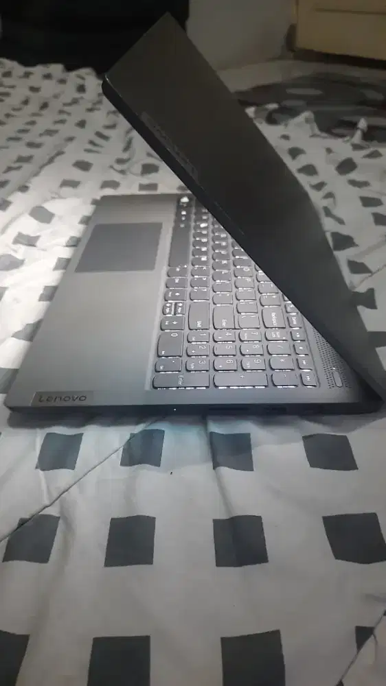 Lenovo ip 5 Ryzen 7 4800u,ram 8gb ,vga radeon, SSD 512