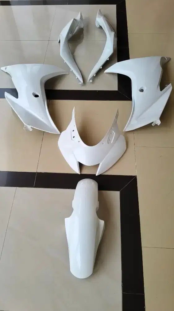 BODY PART GSX R 150 PUTIH