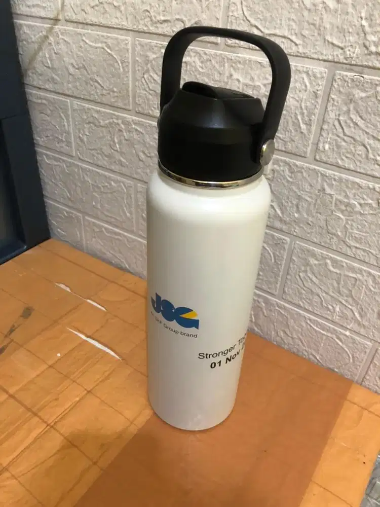 Tumbler putih besar dan new