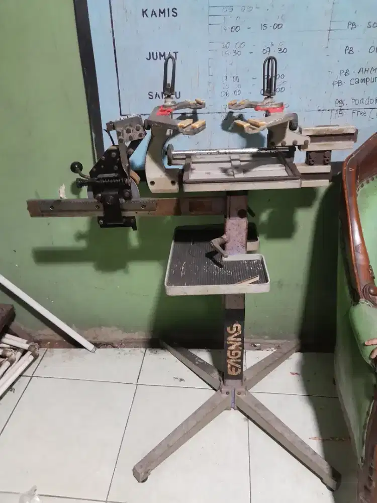 Mesin senar raket manual