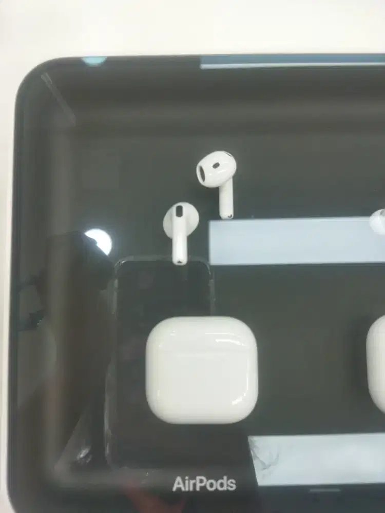 AIRPODS 4  PEREDAM KEBISINGAN AKTIF