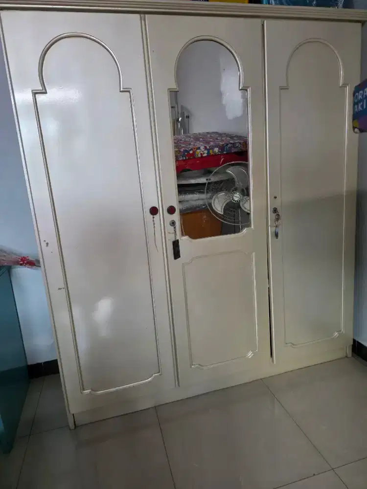 Lemari Pakaian 3 Pintu