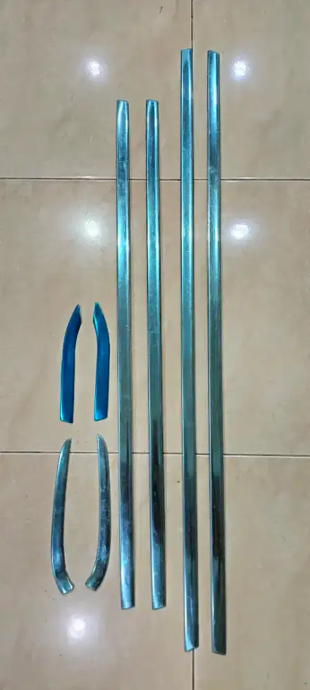 Lis chrome pelipit kaca pintu Ford Fiesta