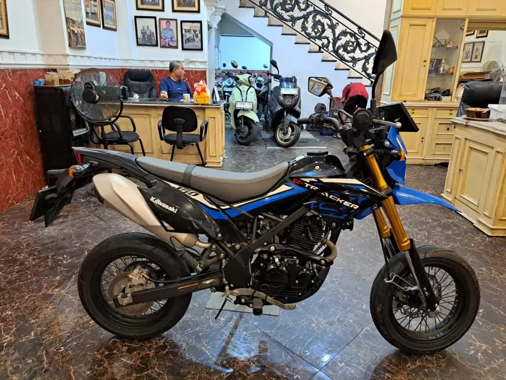 Hub wa mba ima ,  dp 1.5 jt D tracker 2022 / Ktp daerah bisa kredit