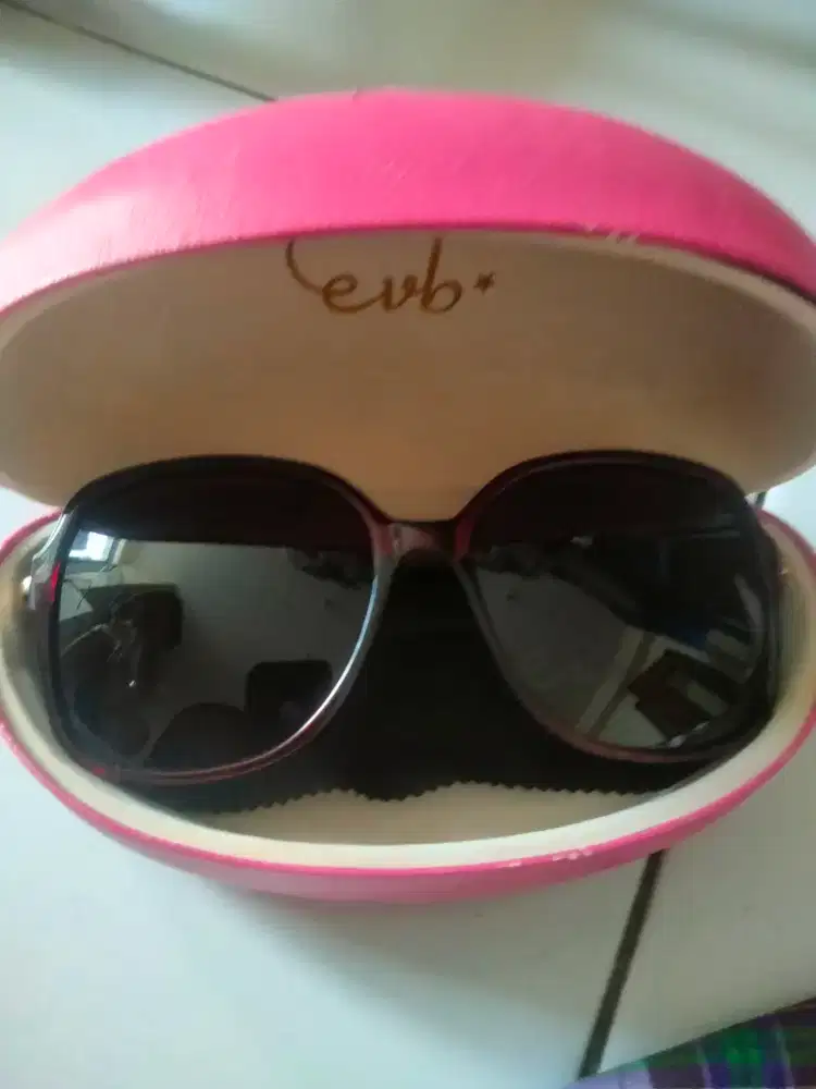 Kacamata hitam evb