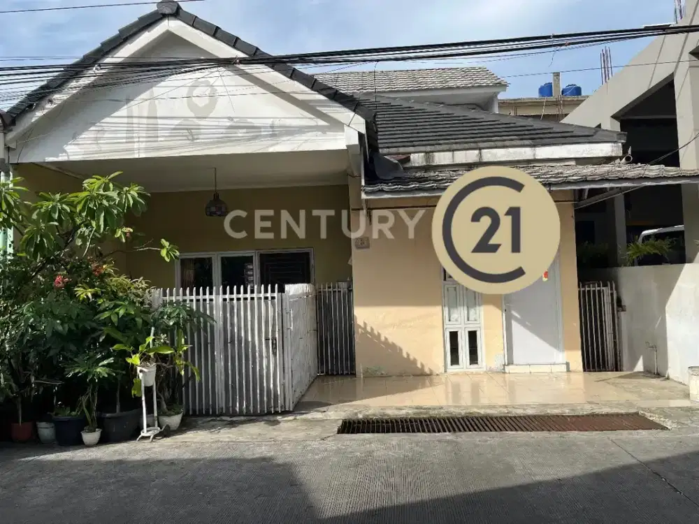 Rumah Pinggir Jalan Muat 2 Mobil Lokasi Strategis