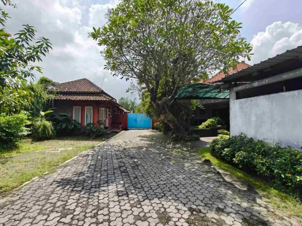 Rumah Halaman Luas Tepi Jln Raya di Serengan