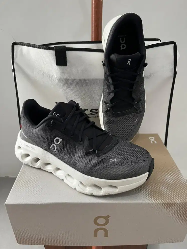 Sepatu sneakers luxury on cloud cloudtilt pria 42,5