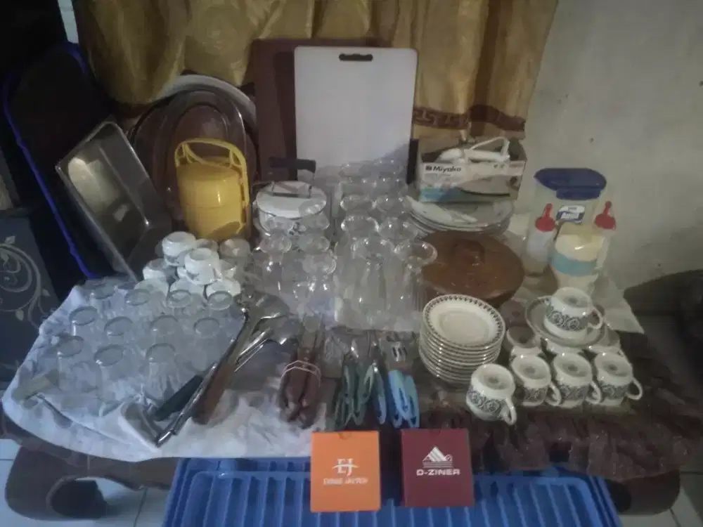 Piring porselen tebal dan besar