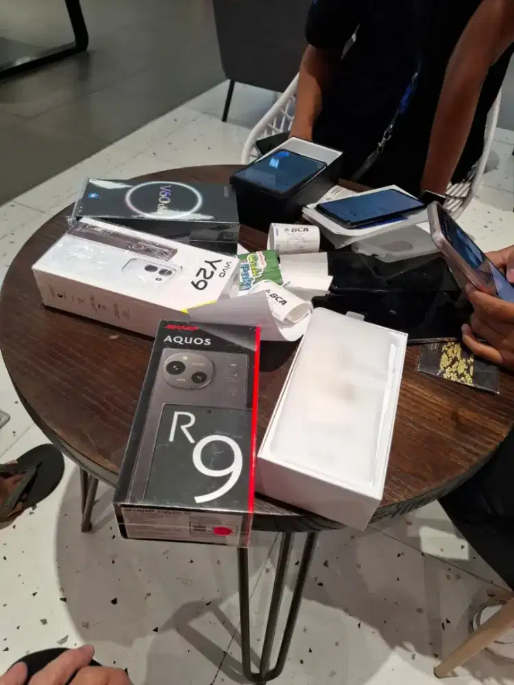 sharp Aquos R9 white or green