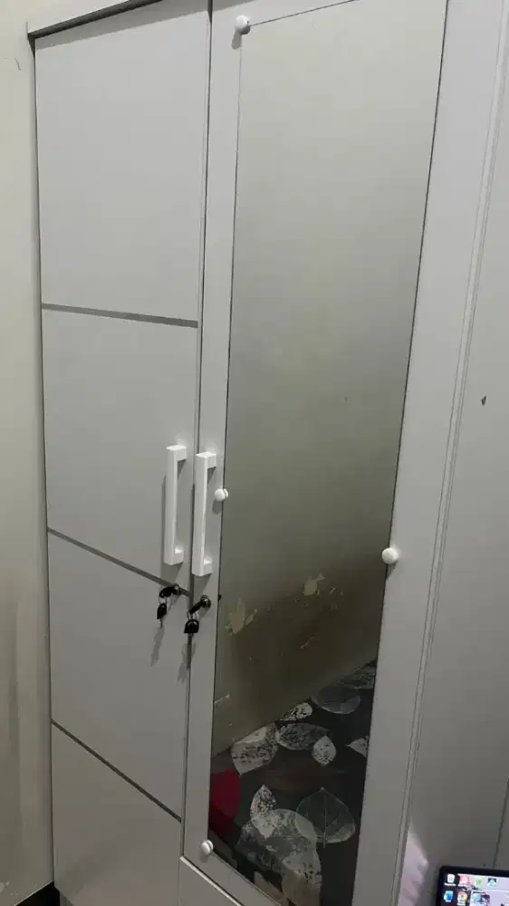 Dijual cepat lemari  pakaian 2 pintu bekas rasa baru