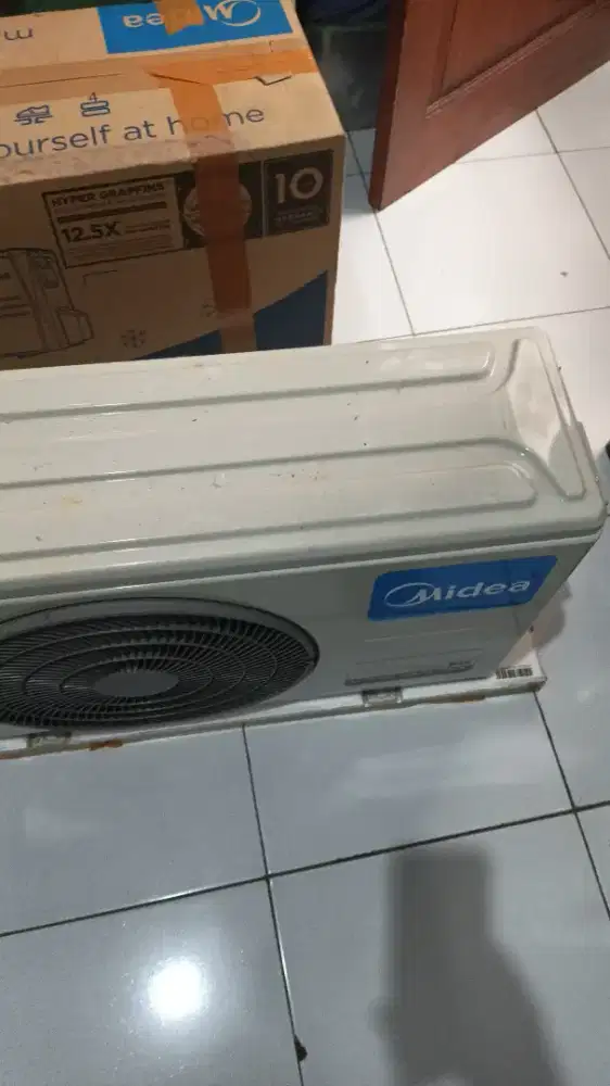 AC 1/2 Pk merk midea kondisi masih gress
