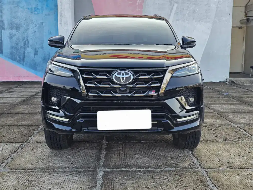 Km 14 ribuan fortuner gr sport 2.8 at 4x4 tetradrive 2023 hitam