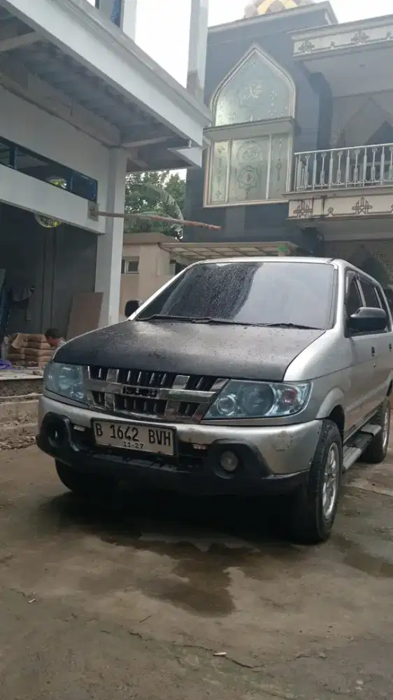 Isuzu panther LM 2011