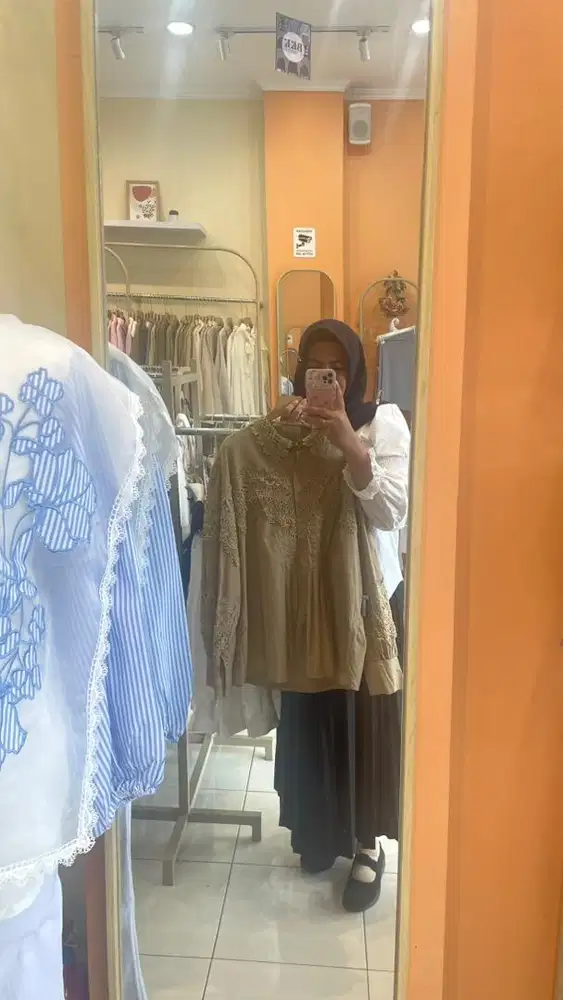 Host live dress wanita