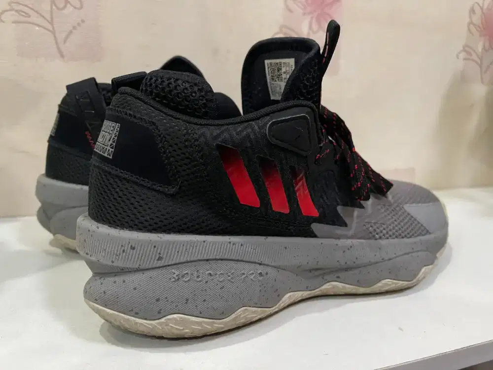 Sepatu Basket Adidas