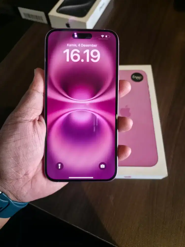 IPhone 16 + 128 GB garansi s/d november 2026 cc 7X