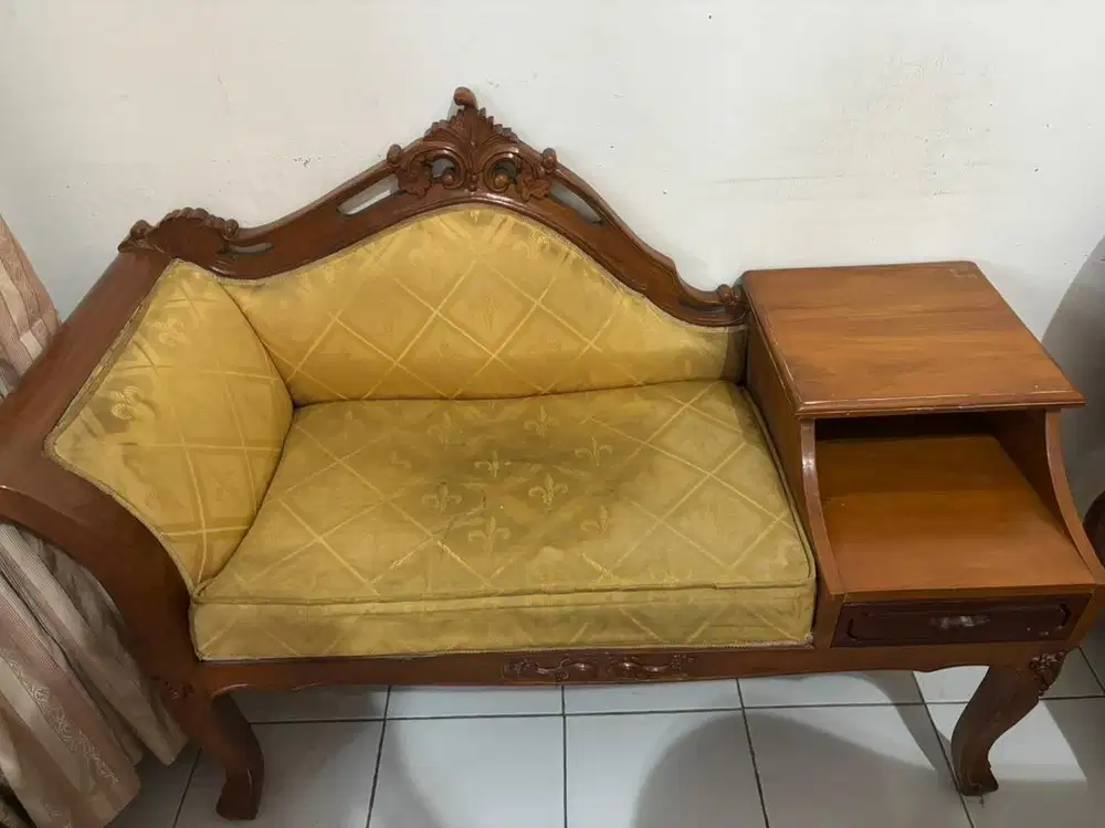 Meja kayu tempat telfon