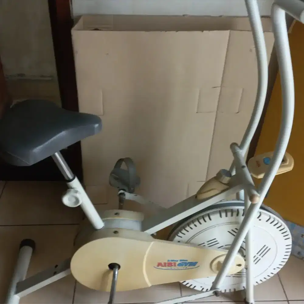 sepeda statis manual putih