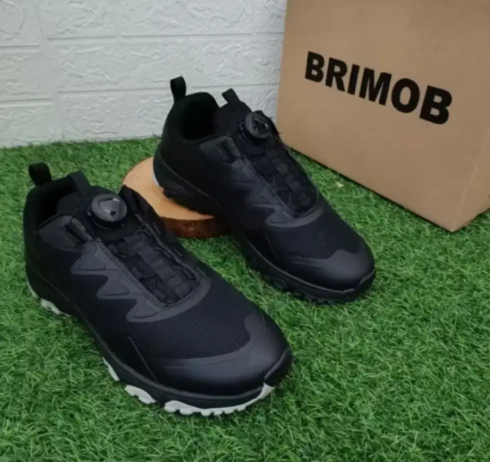 Sepatu kets tali putar hitam ukuran 45