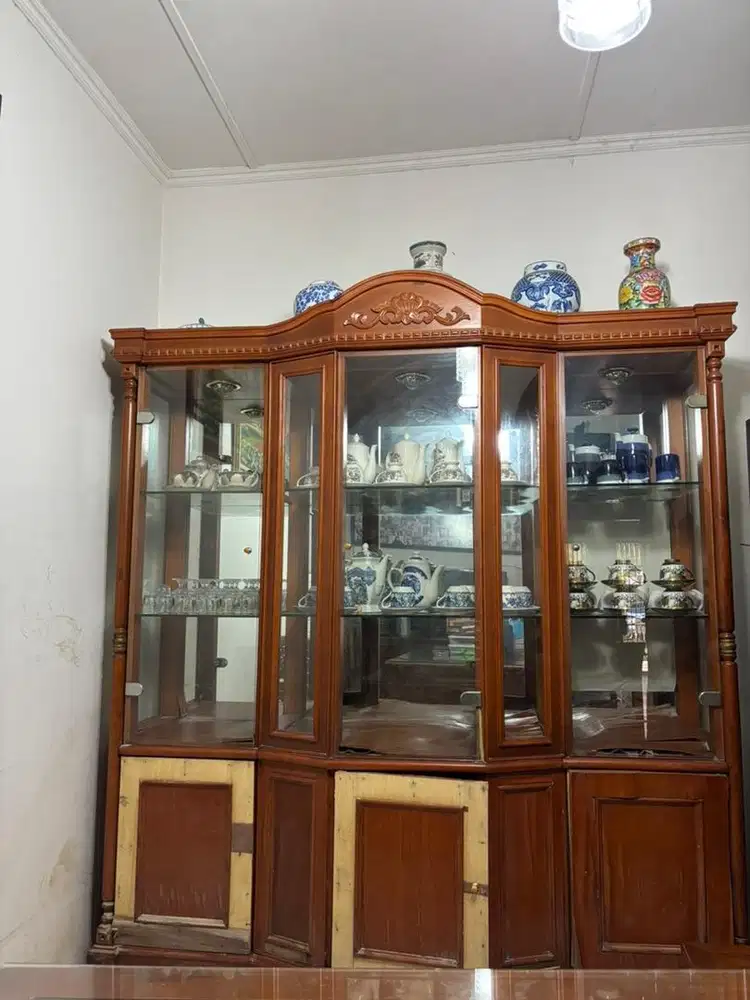 Lemari bufet tiga pintu