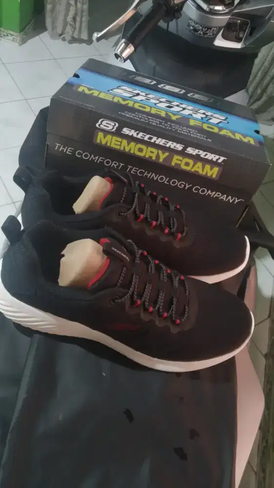 Sepatu skechers ukuran 43
