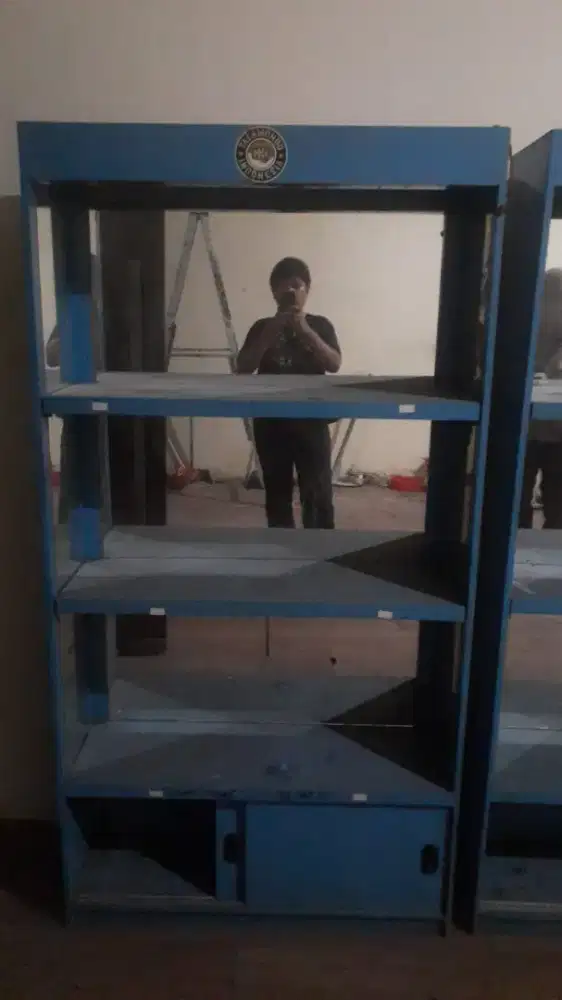 Lemari Kaca Layak Pakai