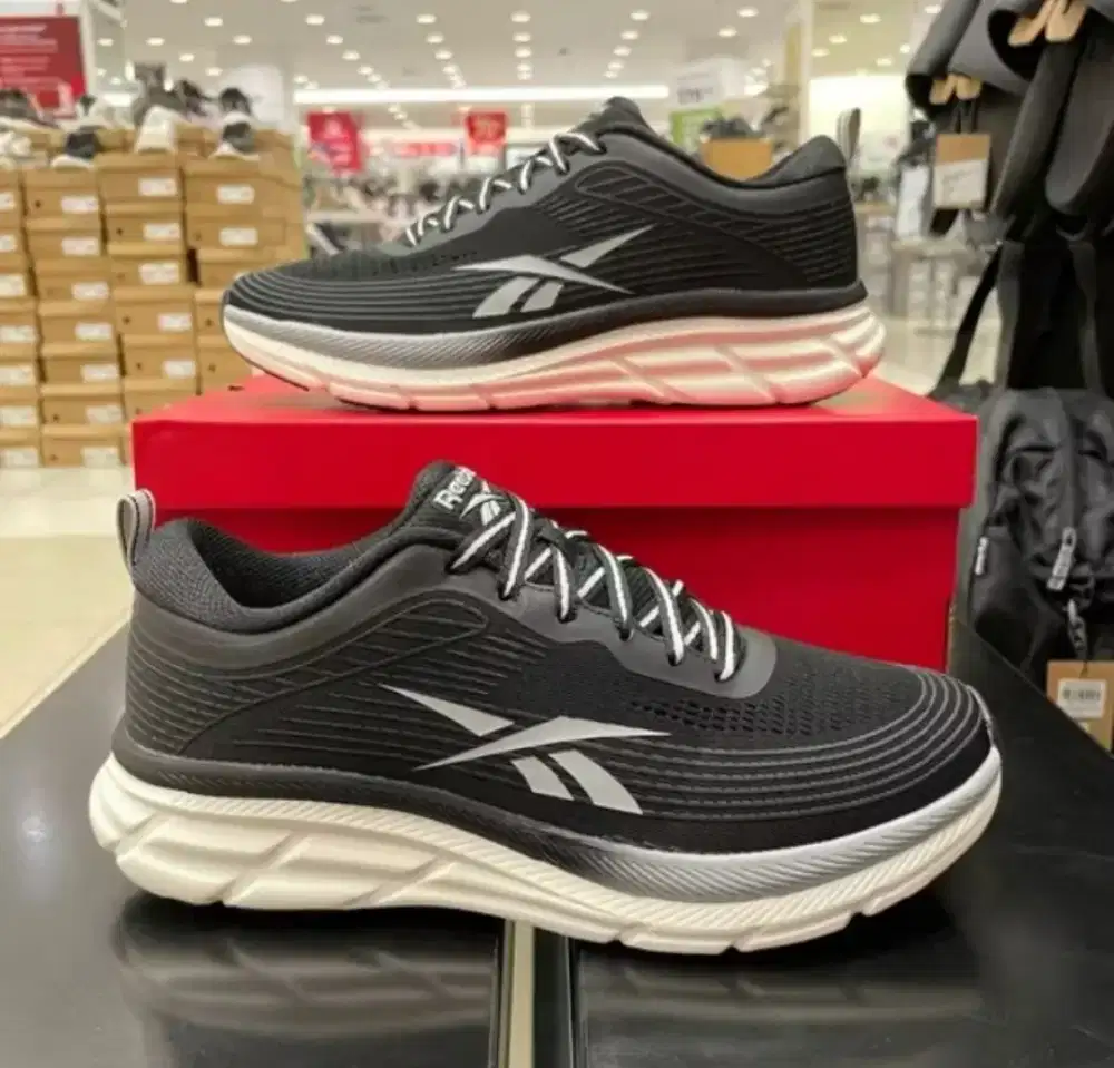 Sepatu Reebok hitam original murah size 37.5