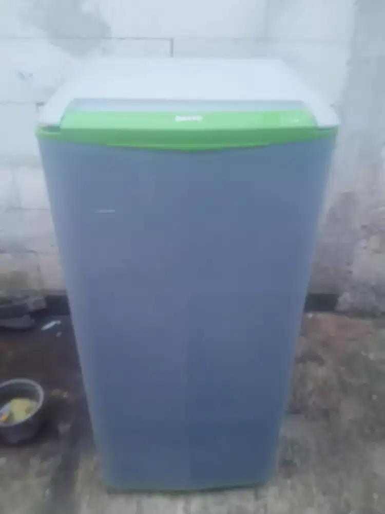 Kulkas 1 pintu sanyo normal siap pakai dingin beku nego tipis