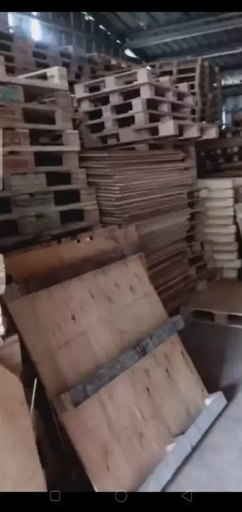 Di jual pallet kayu dan kayu triplek