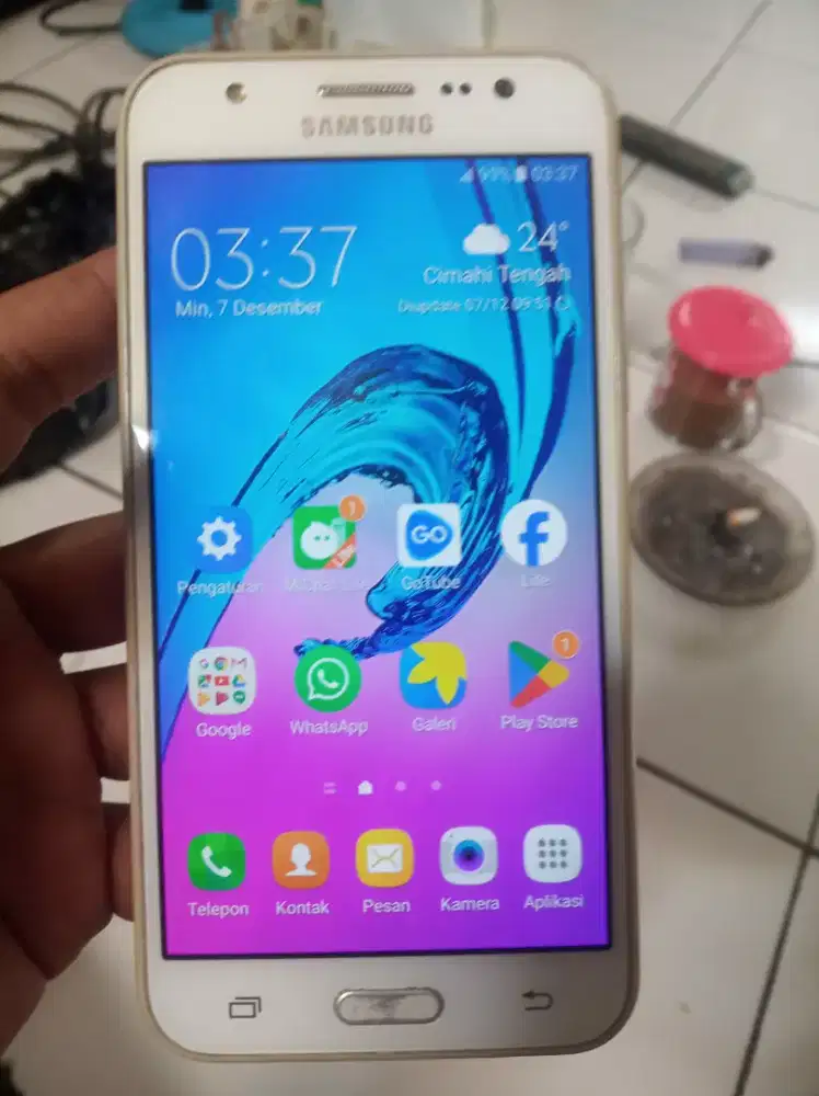 Samsung galaxy J5 2015 4G layar 5 inchi amoled