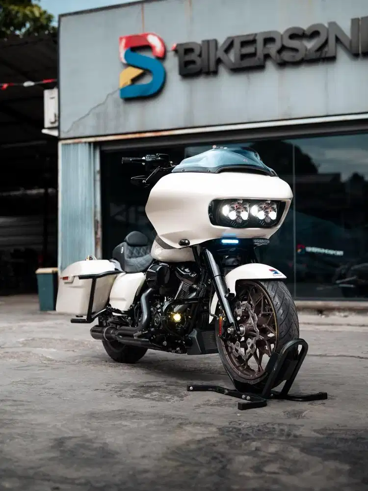 HARLEY DAVIDSON ROAD GLIDE SNOW WHITE 2023