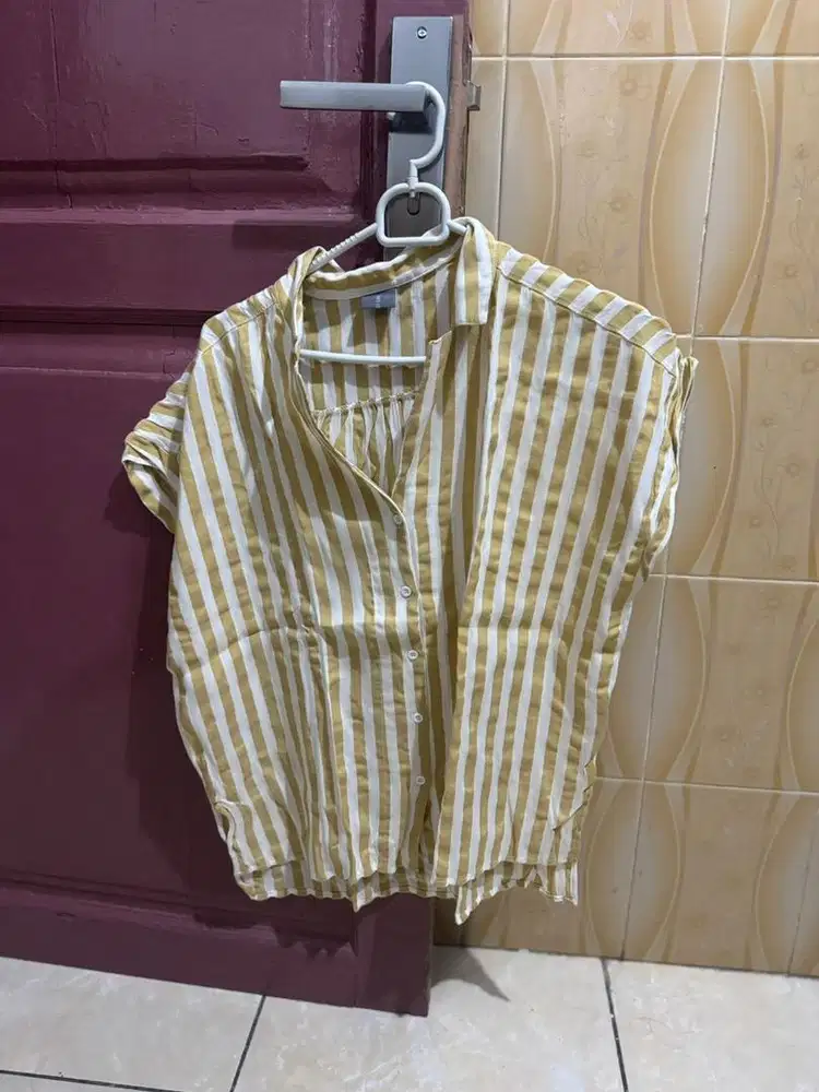 Top/ baju kuning This is April